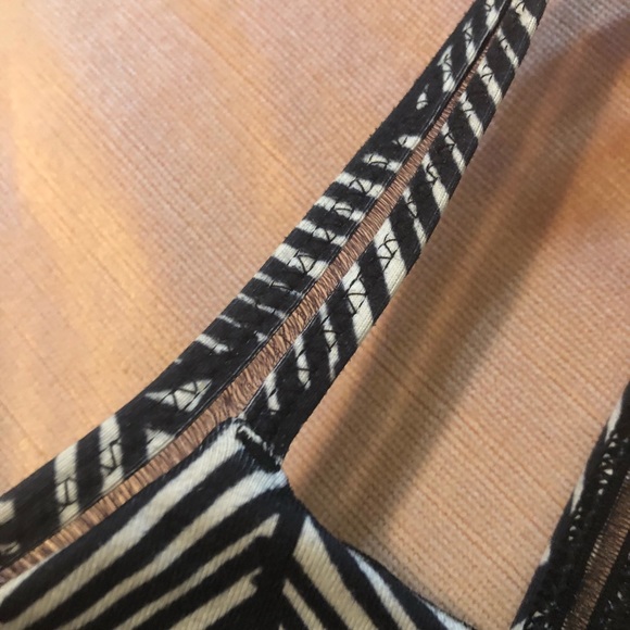 Lululemon Sports Bra Size 4 - Picture 3 of 5